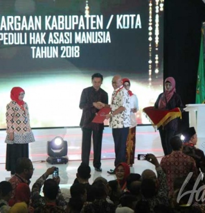 Peringatan Hak Asasi Manusia se-Dunia di Bandung, Kendal Terima Penghargaan Sebagai Daerah Peduli HAM